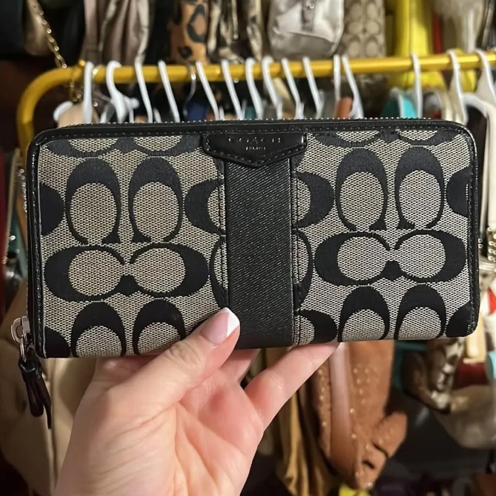 Coach Full Zip Wallet🖤